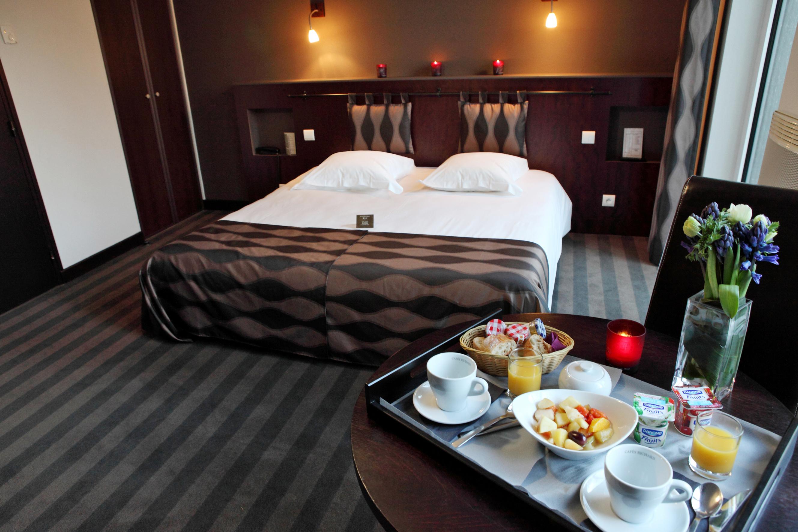 Domaine De Cice-Blossac, Resort Spa & Golf Bruz Bagian luar foto