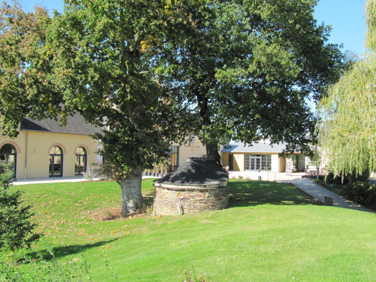 Domaine De Cice-Blossac, Resort Spa & Golf Bruz Bagian luar foto